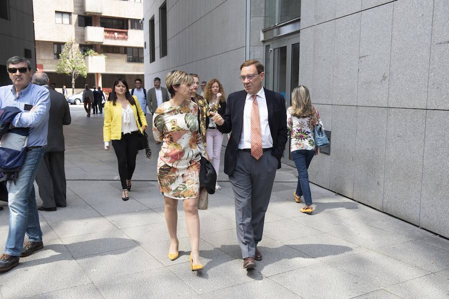 Todos los nuevos diputados de la Junta General, a excepción de los dos de Foro, han recogido su acta que les reconoce como nuevos parlamentarios asturianos.