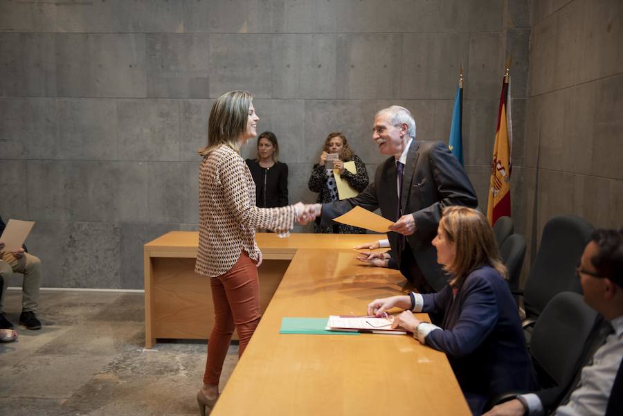 Todos los nuevos diputados de la Junta General, a excepción de los dos de Foro, han recogido su acta que les reconoce como nuevos parlamentarios asturianos.