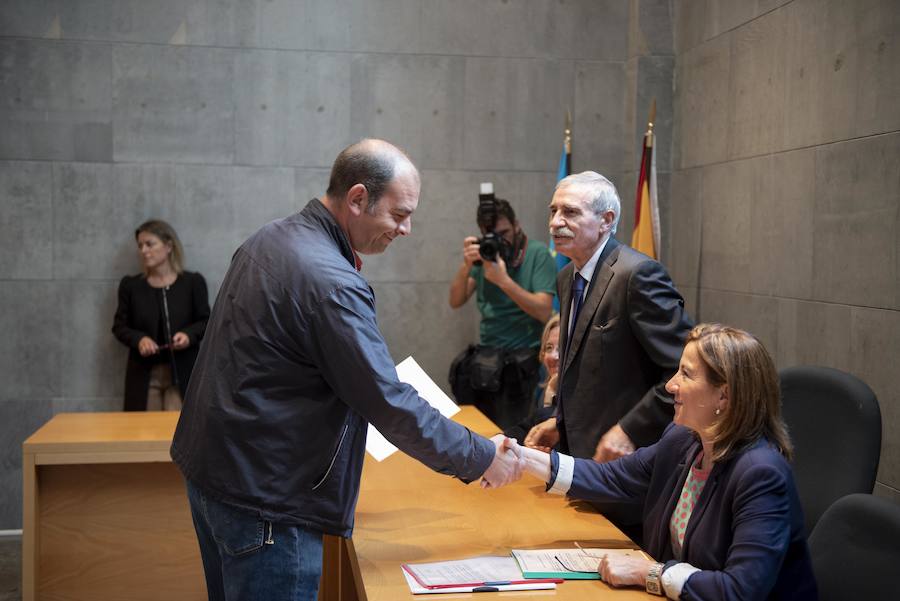 Todos los nuevos diputados de la Junta General, a excepción de los dos de Foro, han recogido su acta que les reconoce como nuevos parlamentarios asturianos.