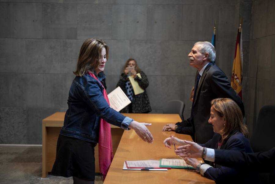 Todos los nuevos diputados de la Junta General, a excepción de los dos de Foro, han recogido su acta que les reconoce como nuevos parlamentarios asturianos.