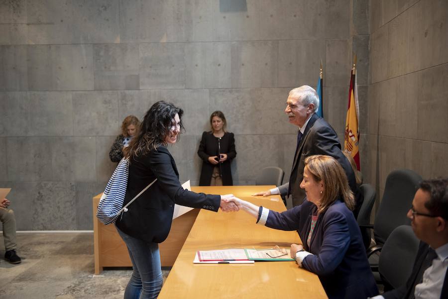 Todos los nuevos diputados de la Junta General, a excepción de los dos de Foro, han recogido su acta que les reconoce como nuevos parlamentarios asturianos.
