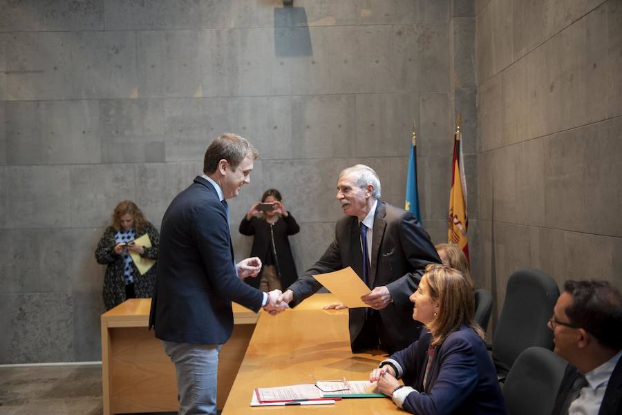 Todos los nuevos diputados de la Junta General, a excepción de los dos de Foro, han recogido su acta que les reconoce como nuevos parlamentarios asturianos.