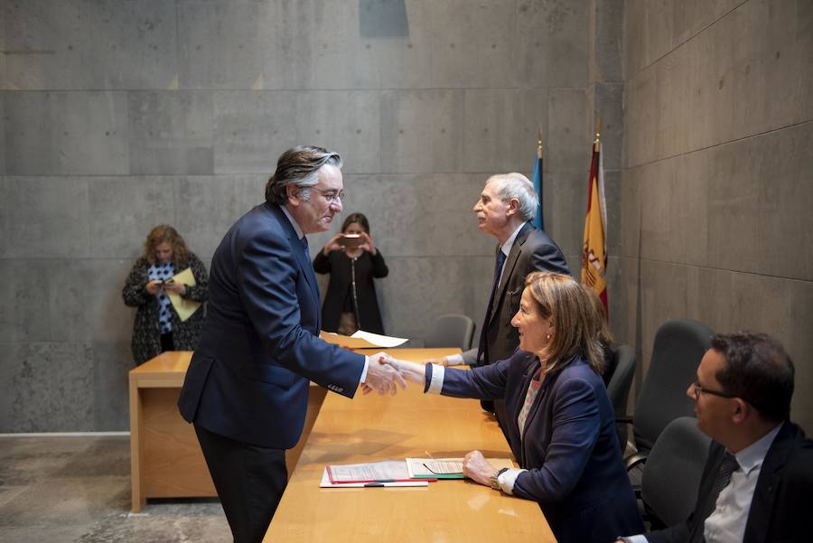 Todos los nuevos diputados de la Junta General, a excepción de los dos de Foro, han recogido su acta que les reconoce como nuevos parlamentarios asturianos.