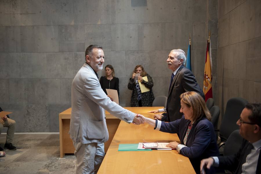 Todos los nuevos diputados de la Junta General, a excepción de los dos de Foro, han recogido su acta que les reconoce como nuevos parlamentarios asturianos.