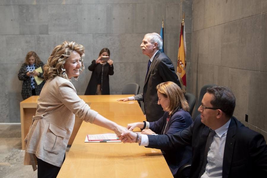 Todos los nuevos diputados de la Junta General, a excepción de los dos de Foro, han recogido su acta que les reconoce como nuevos parlamentarios asturianos.