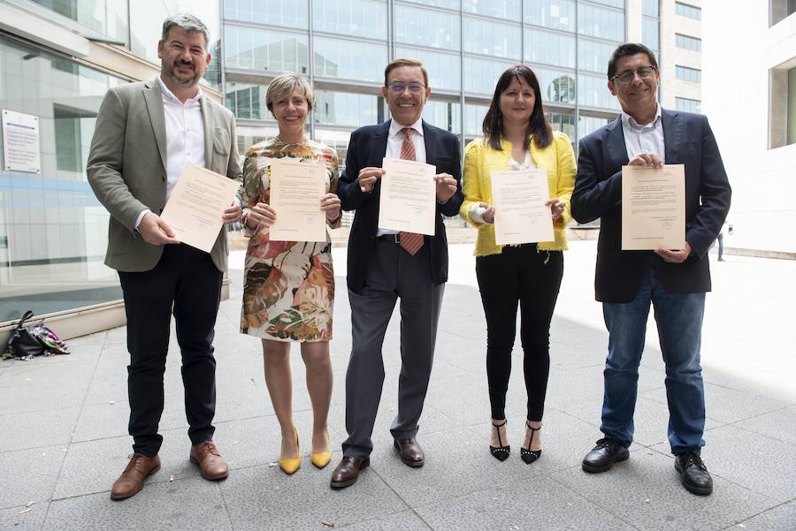 Los cinco diputados de Ciudadanos, encabezados por Juán Vázquez.