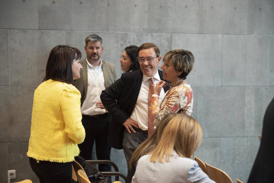 Todos los nuevos diputados de la Junta General, a excepción de los dos de Foro, han recogido su acta que les reconoce como nuevos parlamentarios asturianos.
