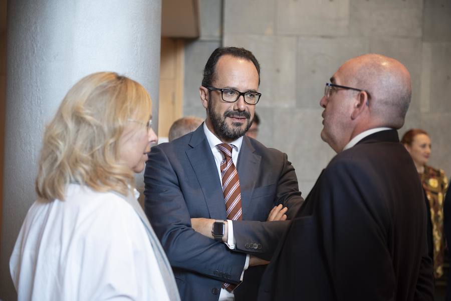 Todos los nuevos diputados de la Junta General, a excepción de los dos de Foro, han recogido su acta que les reconoce como nuevos parlamentarios asturianos.