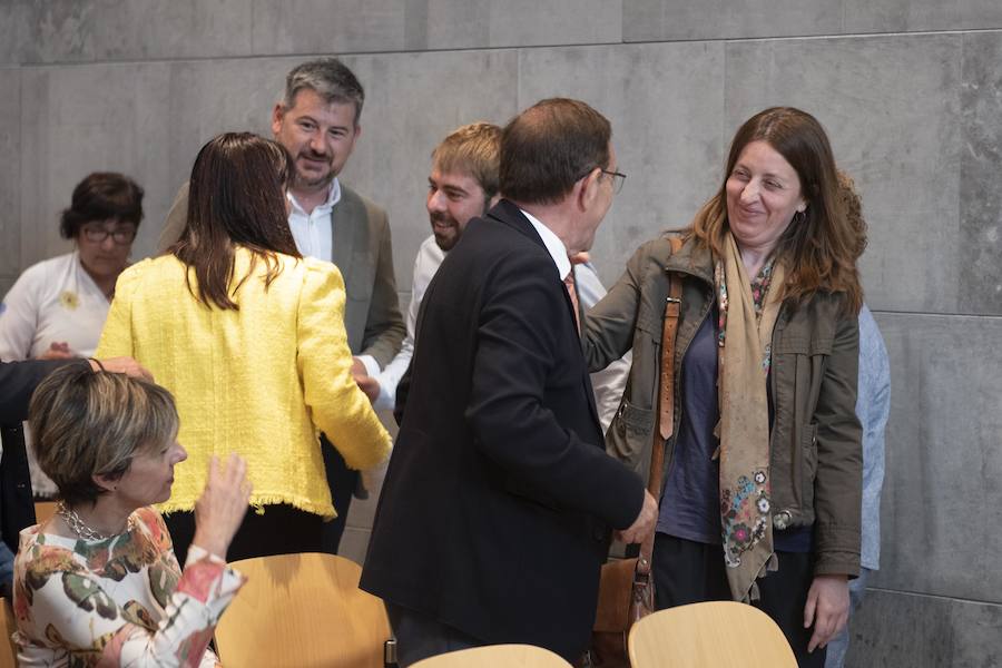 Todos los nuevos diputados de la Junta General, a excepción de los dos de Foro, han recogido su acta que les reconoce como nuevos parlamentarios asturianos.