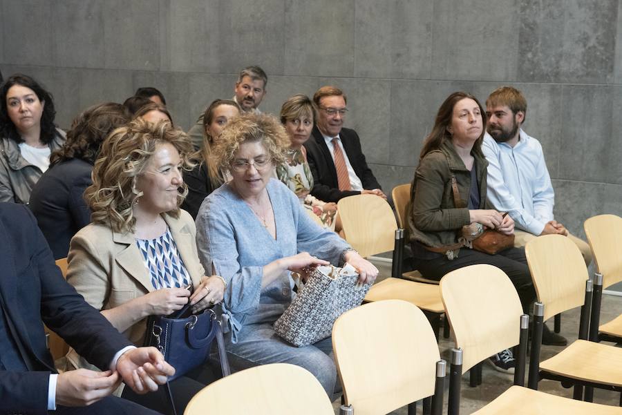 Todos los nuevos diputados de la Junta General, a excepción de los dos de Foro, han recogido su acta que les reconoce como nuevos parlamentarios asturianos.