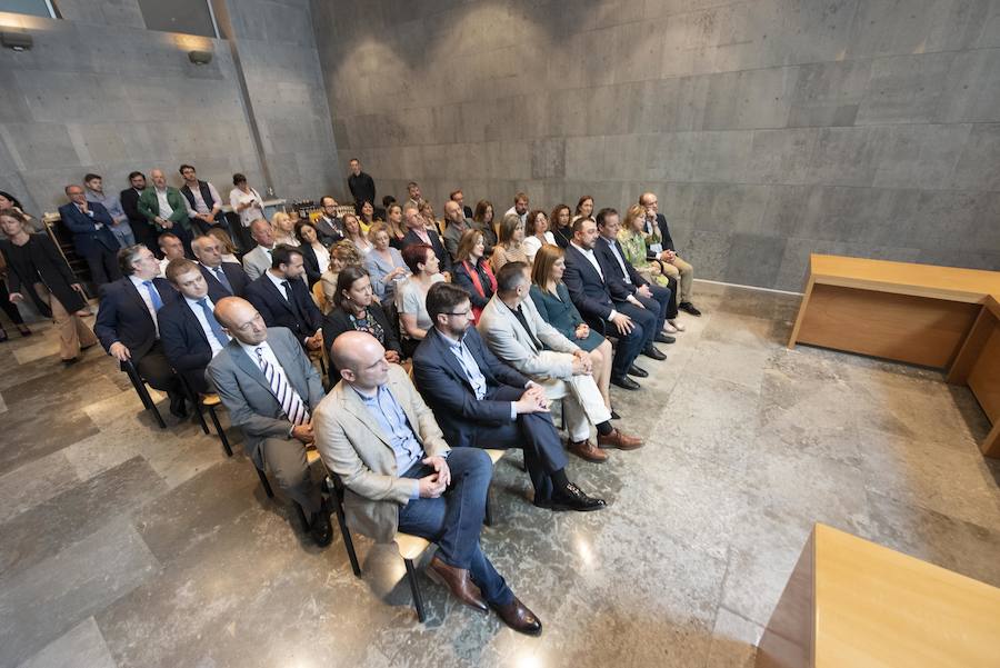 Todos los nuevos diputados de la Junta General, a excepción de los dos de Foro, han recogido su acta que les reconoce como nuevos parlamentarios asturianos.