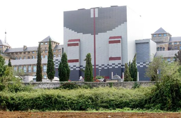 La caja escénica del Teatro de la Laboral, vista desde la avenida de la Pecuaria. 