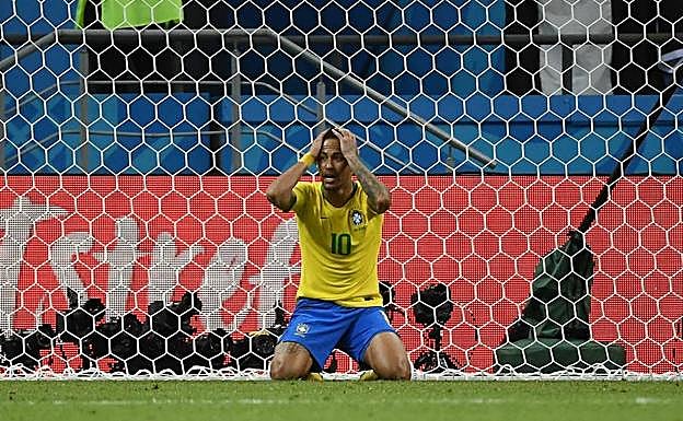 El futbolista de lamenta durante el partido de cuartos ante Bëlgica que significó la eliminación de Brasil. 