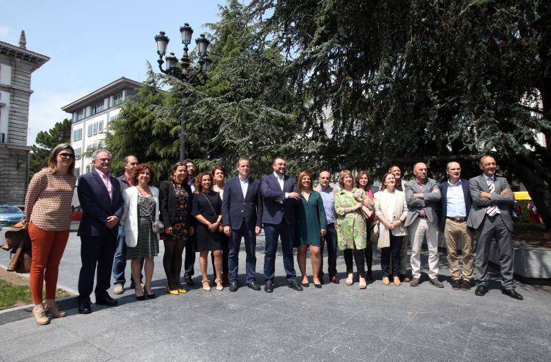 Los diputados del PSOE que han recogido sus actas de parlamentarios, encabezados por Adrián Barbón.