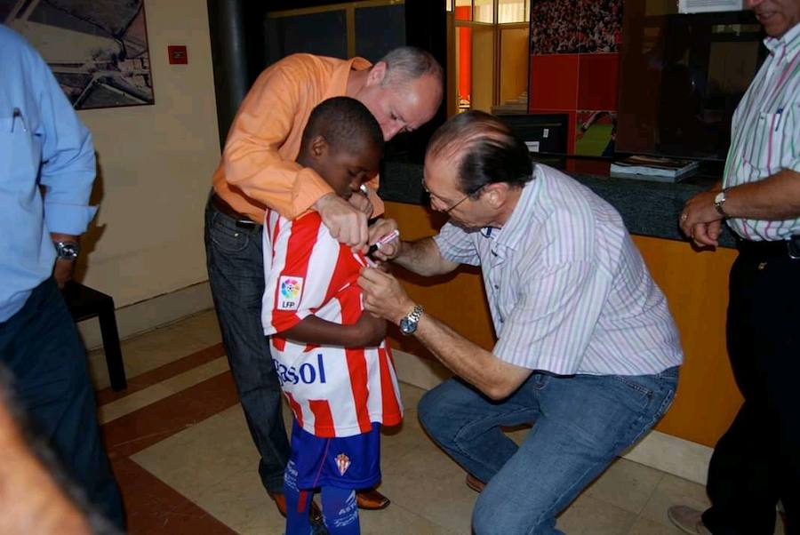 Sidhamed Matala con Pepín Braña y Quini, que le firmó una camiseta recién llegado a Asturias, con apenas ocho años, que guarda como un tesoro.