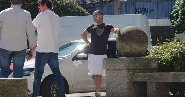 Denuncian a un taxista de Vigo por llevar falda