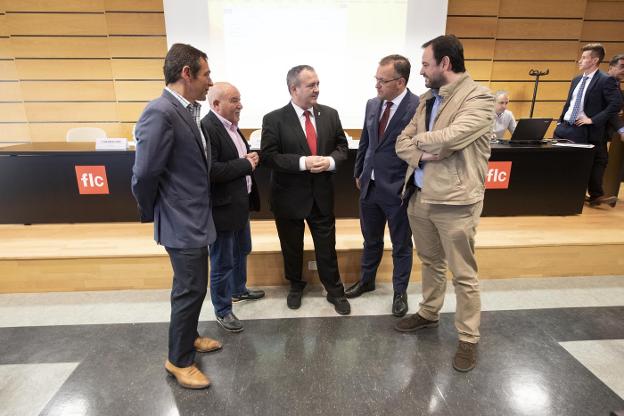 Pola, en el centro, en la inauguración de la jornada, con Juan Ordieres, Jeremías Dos Santos, Joel García y Jenaro Martínez. 