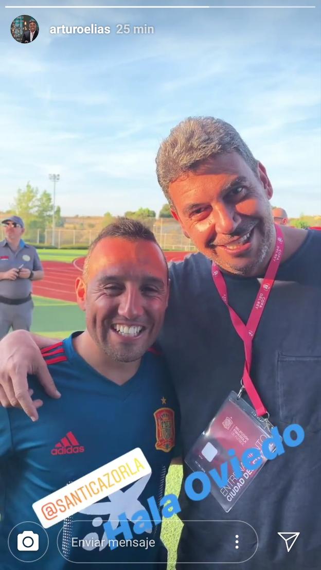 Cazorla y Arturo Elías, en la concentración de 'La Roja'. :: INSTAGRAM