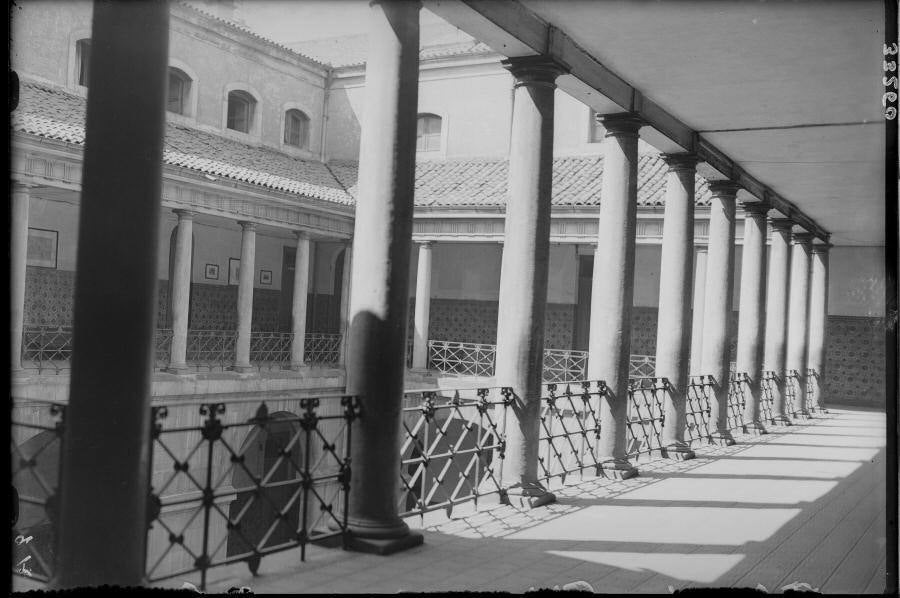 Patio del Antiguo Instituto Jovellanos a comienzos del siglo pasado.