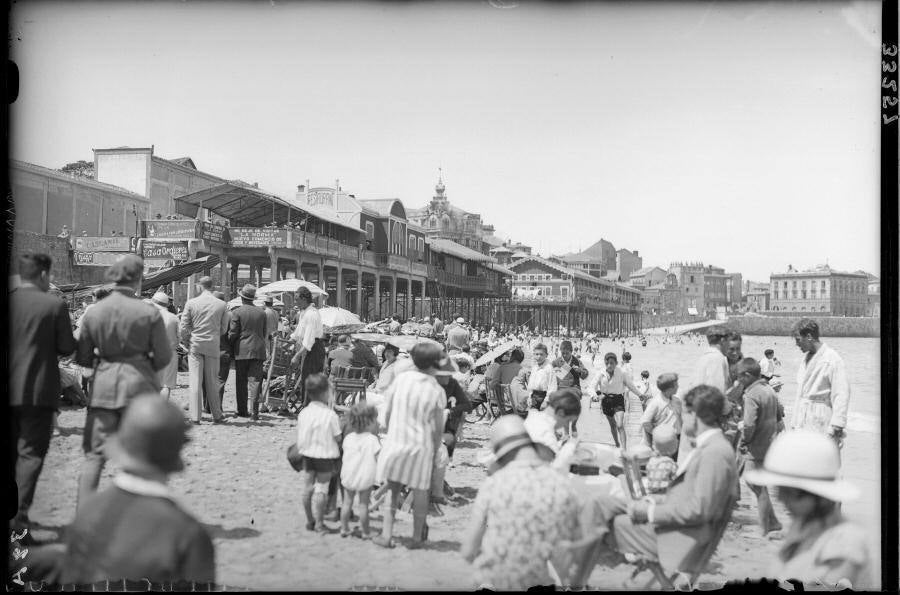 Balnearios de la playa de San Lorenzo a comienzos del siglo pasado.