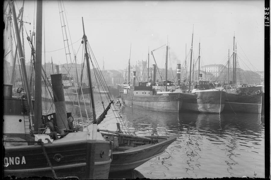 Barcos en el muelle a comienzos del siglo pasado.