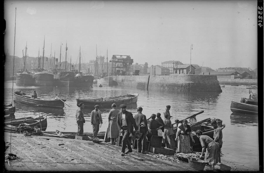 Descarga de pescado en la rampa de la rula en el Muelle de Gijón en los años 30 del siglo pasado.