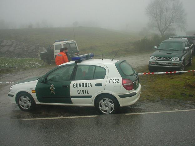 La Guardia Civil, en el Alto de la Collada, donde apareció el cadáver el 25 de enero de 2004. 