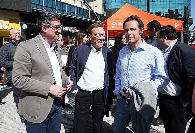 Ignacio Prendes, Juan Vázquez y Nacho Cuesta, durante la campaña electoral. 