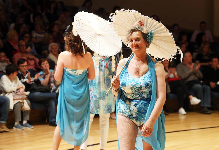 Quince mujeres de entre 35 y 55 años, algunas operadas y otras aún en tratamiento contra el cáncer de mama, participaron ayer en la sexta edición del desfile en traje de baño de mujeres afectadas por esta enfermedad y otras afecciones oncológicas que organiza cada año en la sala de cámara del Auditorio Príncipe Felipe el establecimiento Lencerías Berta.