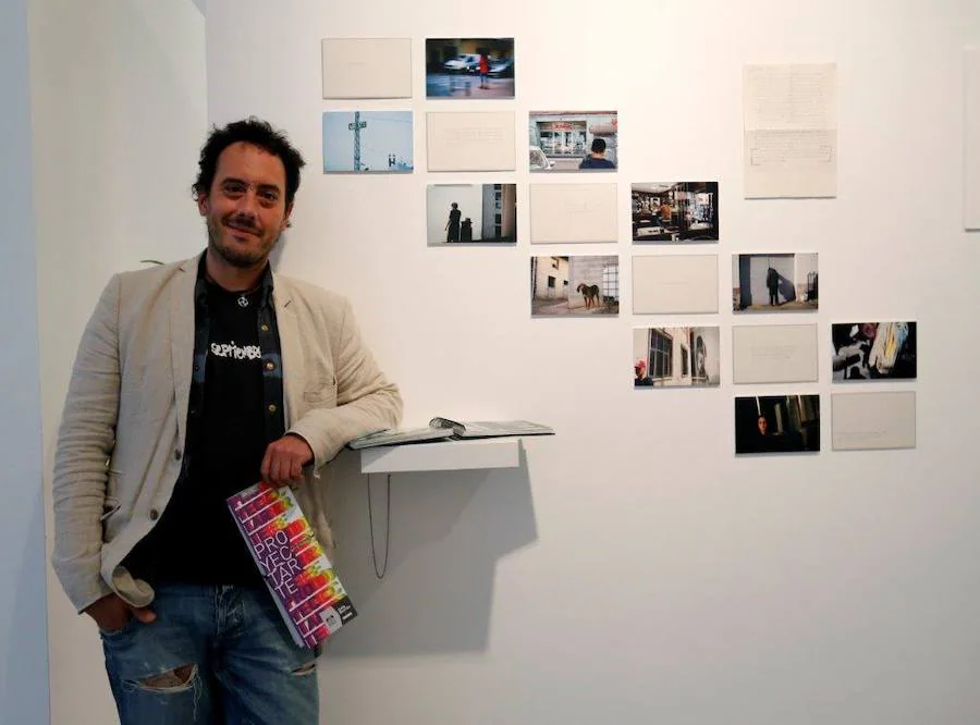 La Sala Borrón de Oviedo inauguró este miércoles una exposición con los mejores proyectos de fin de curso de la Escuela de Arte. Se trata de las obras seleccionadas en los ocho ciclos formativos de grado superior que se imparten en el centro.