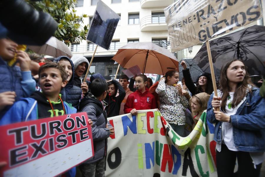 Más de medio millar de vecinos de Turón protestan ante la Junta exigiendo inversiones