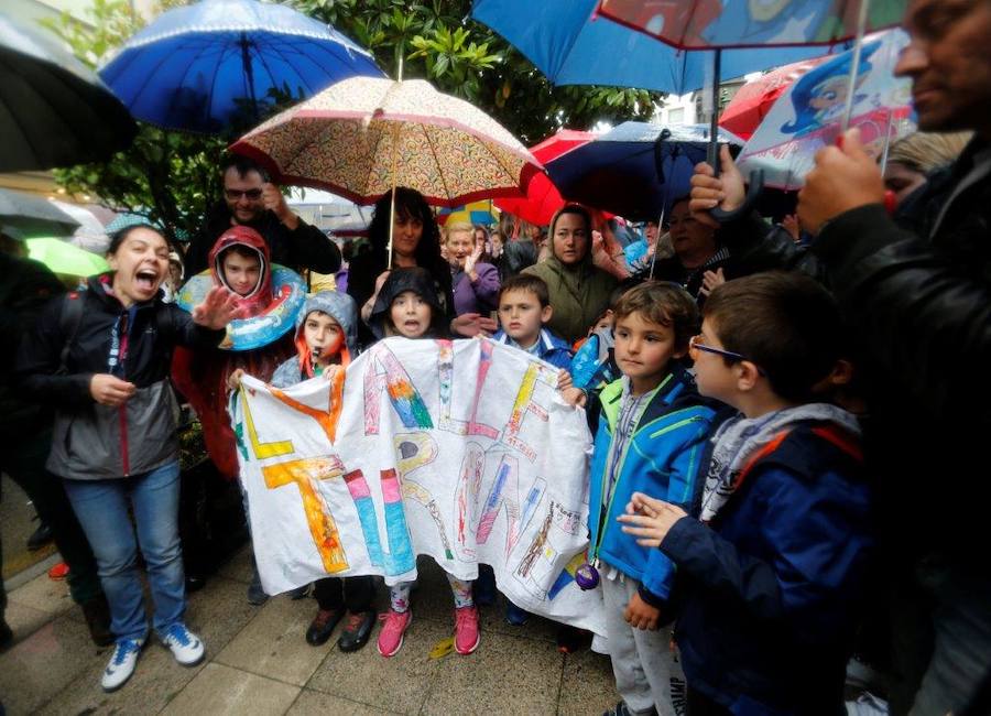 Más de medio centenar de vecinos del Valle de Turón se manifestaron este mediodía ante la sede de la Junta General en Oviedo. El motivo es el hartazgo que, aseguran las asociaciones de la zona, sufre esta zona mierense.