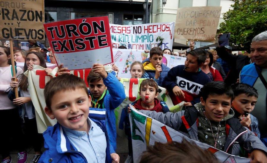 Más de medio centenar de vecinos del Valle de Turón se manifestaron este mediodía ante la sede de la Junta General en Oviedo. El motivo es el hartazgo que, aseguran las asociaciones de la zona, sufre esta zona mierense.