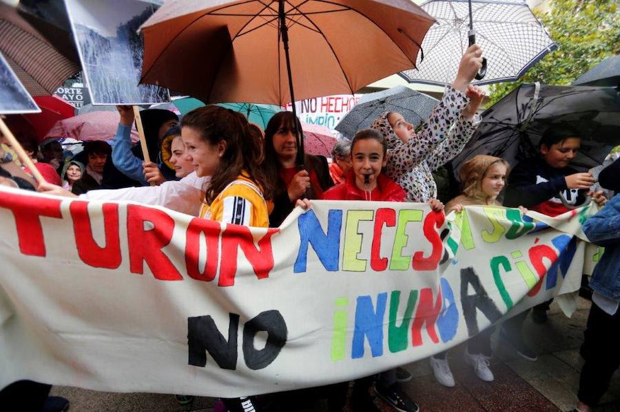 Más de medio centenar de vecinos del Valle de Turón se manifestaron este mediodía ante la sede de la Junta General en Oviedo. El motivo es el hartazgo que, aseguran las asociaciones de la zona, sufre esta zona mierense.