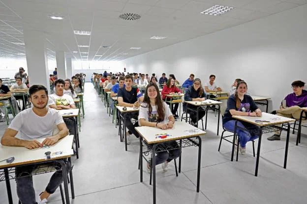 Alumnos, a punto de iniciar uno de los exámenes de la Evaluación de Bachillerato para el Acceso a la Universidad (EBAU). 