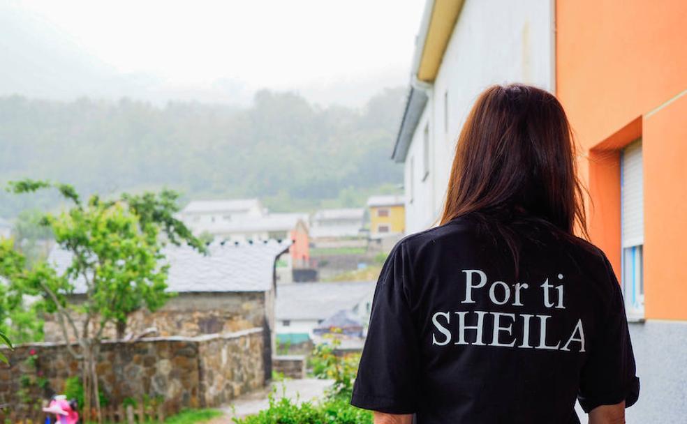 La madre de Sheila Barrero, Julia Fernández, contempla el pueblo de Degaña desde el porche de su casa. 