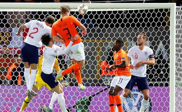 Matthijs de Ligt (c) de Holanda anota el 1-1 durante la semifinal de la Liga de Naciones. 