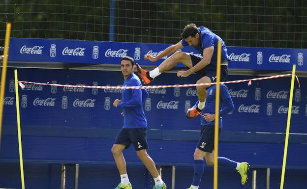 El delantero del Real Oviedo Toché, en el entrenamiento de hoy.