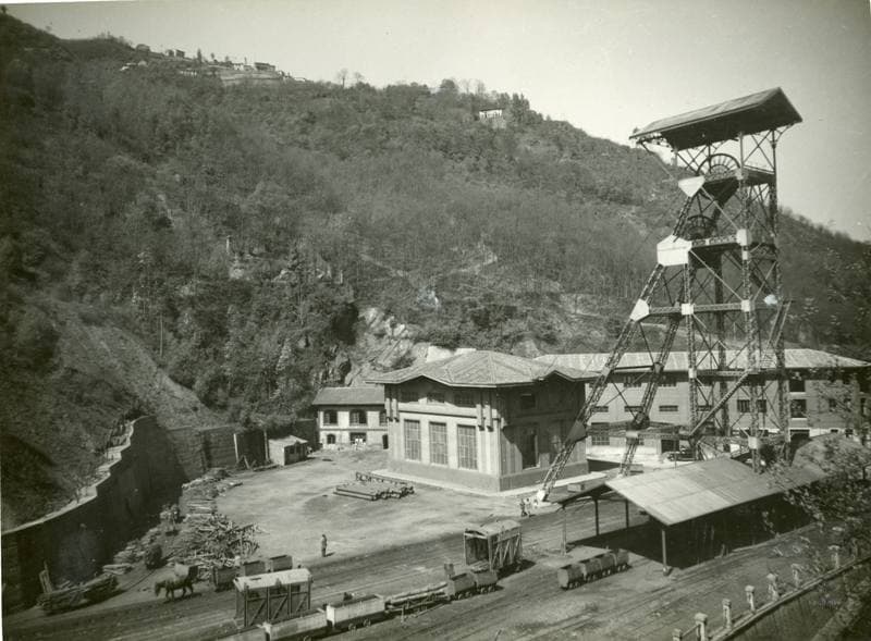 El Museo del Pueblo de Asturias acoge una selección de fotografías sobre la minería con el anímo de homenajear a todos aquellos que desempeñaron su actividad en las explotaciones del principado desde 1900 a 1997.