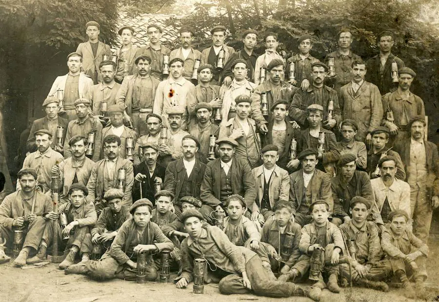 El Museo del Pueblo de Asturias acoge una selección de fotografías sobre la minería con el anímo de homenajear a todos aquellos que desempeñaron su actividad en las explotaciones del principado desde 1900 a 1997.