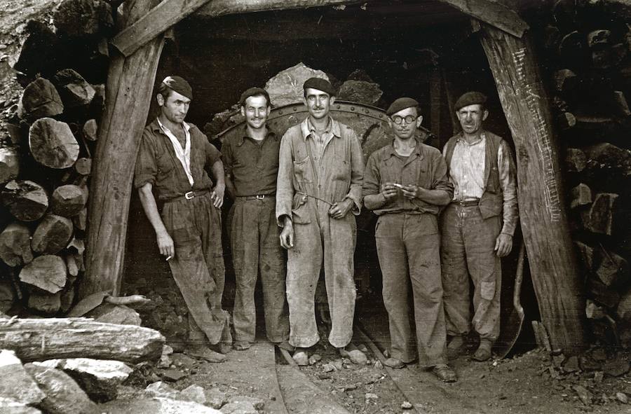 El Museo del Pueblo de Asturias acoge una selección de fotografías sobre la minería con el anímo de homenajear a todos aquellos que desempeñaron su actividad en las explotaciones del principado desde 1900 a 1997.