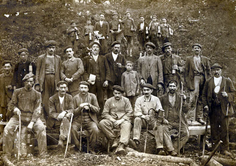 El Museo del Pueblo de Asturias acoge una selección de fotografías sobre la minería con el anímo de homenajear a todos aquellos que desempeñaron su actividad en las explotaciones del principado desde 1900 a 1997. Podrán verse desde este viernes en el recinto gijonés.