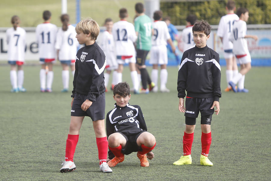 Los pequeños futbolistas asturianos siguen demostrando sus habilidades con el balón en esta edición de la Gijón Fútbol Cup en la que participan 600 jugadores de 46 equipos