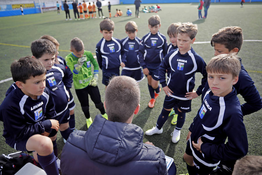 Los pequeños futbolistas asturianos siguen demostrando sus habilidades con el balón en esta edición de la Gijón Fútbol Cup en la que participan 600 jugadores de 46 equipos