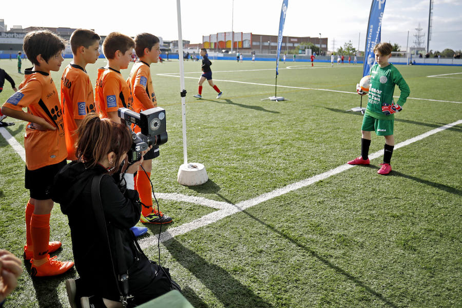 Los pequeños futbolistas asturianos siguen demostrando sus habilidades con el balón en esta edición de la Gijón Fútbol Cup en la que participan 600 jugadores de 46 equipos