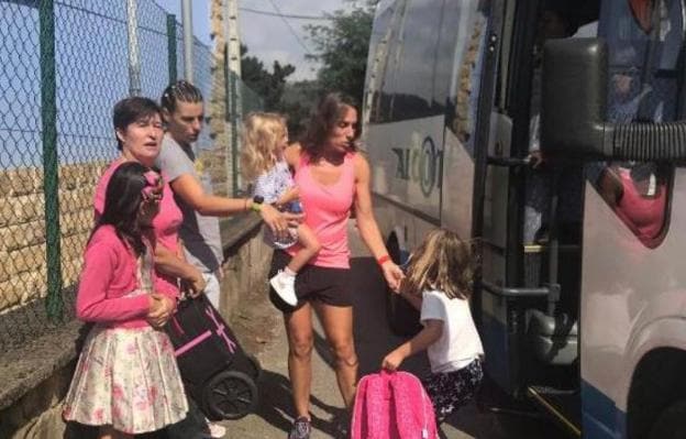 La madre de las menores recoge a las niñas en La Formiguera, en el inicio de este curso. 