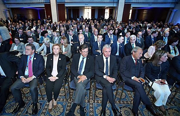 En primera fila, Delia Losa, Javier Fernández, Belarmino Feito, Wenceslao López y María Calvo, durante la presentación del documento de prioridades de Fade. 