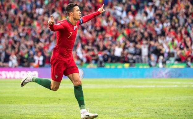 Cristiano Ronaldo celebra uno de los tres goles anotados antes Suiza.