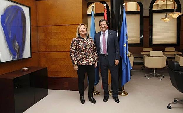 Mercedes Fernández, con el presidente asturiano, en la fotografía que la líder del PP colgó en redes sociales.