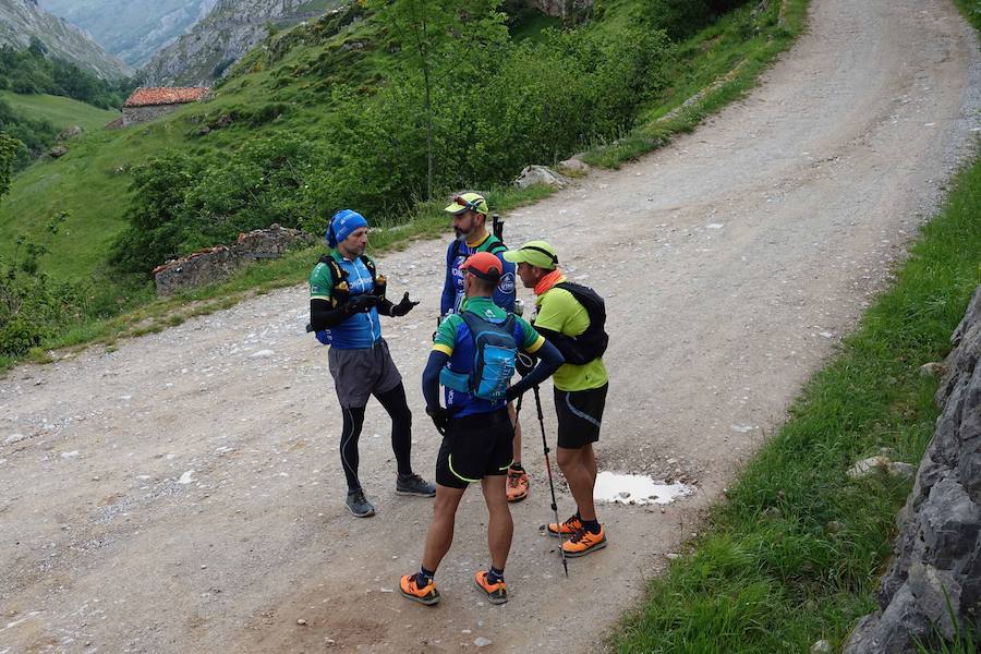 El mundo del trail asturiano tuvo hoy una cita ineludible en los Picos de Europa, con la celebración de la VII Traveserina, una de las carreras del calendario asturiano que discurre por los parajes de los Picos de Europa, partiendo desde Sotres para llegar hasta Arenas de Cabrales